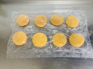 24、胡萝卜华夫饼,一次全部做好盖上，保鲜膜防止风干。
