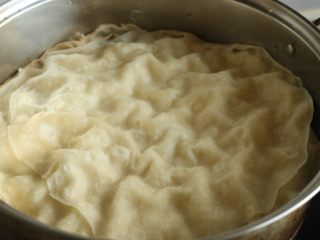 8、土豆丝卷饼,重复这个过程直到所有的饼全部做好，并进入蒸锅，再蒸2分钟关火。饼就做好了。