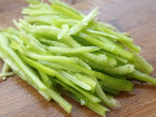 12、土豆丝卷饼,青椒切成细丝。