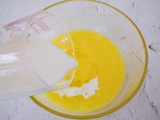 4、芒果班戟,加入牛奶，搅拌均匀