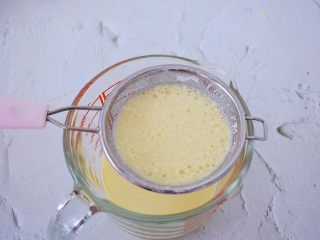 6、芒果班戟,过筛一遍