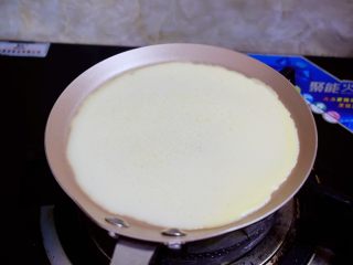 9、芒果班戟,平底锅烧至五成热时，舀一勺面糊倒入锅中，摇晃锅使其面糊均匀的平铺上锅中，小火煎制，无需翻面