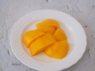 12、芒果班戟,芒果去皮去核切成小块备用