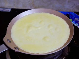 10、芒果班戟,煎至饼皮鼓起大泡就可以盛出晾凉备用