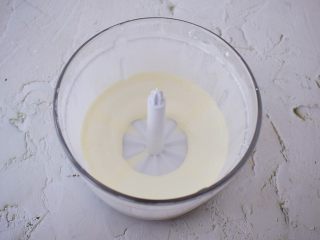 13、芒果班戟,淡奶油加入白糖打发至有纹理状态即可