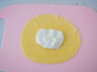14、芒果班戟,取一张饼皮，光滑的一面向下，中间放上适量的奶油