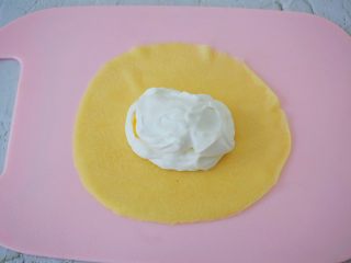 16、芒果班戟,然后在芒果上面再放些奶油