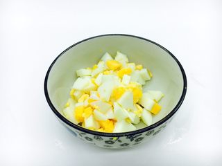 11、会跳舞的大土豆,把煮熟的鸡蛋切成小碎丁
