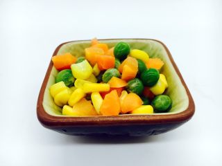 9、会跳舞的大土豆,把玉米粒、胡萝卜，豌豆焯水，沥干水分备用。