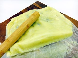 13、会跳舞的大土豆,土豆片蒸熟后晾凉啦，放在一个大的食品塑料袋子里，借助擀面杖把它擀成土豆泥。