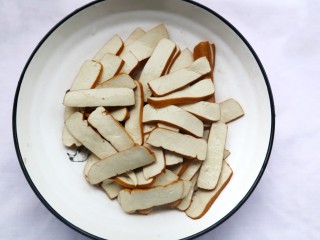 4、无敌下饭的芹菜炒香干,香干切片。