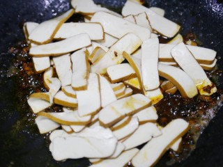 8、无敌下饭的芹菜炒香干,然后倒入香干迅速翻炒片刻。