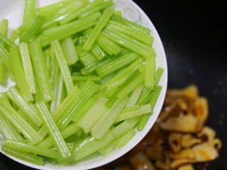 11、无敌下饭的芹菜炒香干,加入芹菜。