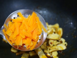 10、无敌下饭的芹菜炒香干,加入胡萝卜。