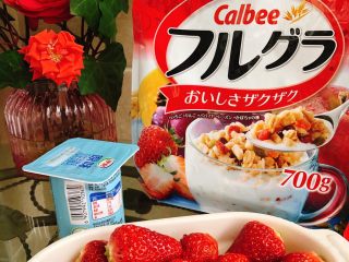 1、草莓奶昔,先把草莓洗净