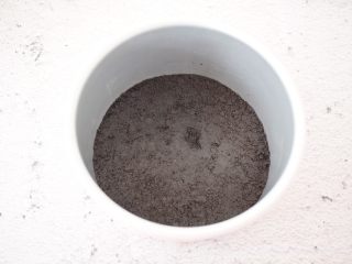 4、黑芝麻慕斯蛋糕,再倒入6寸蛋糕模具中压实，放入冰箱冷藏备用