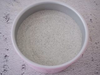 12、黑芝麻慕斯蛋糕,再从冰箱取出模具，把拌匀的慕斯糊倒入模具中