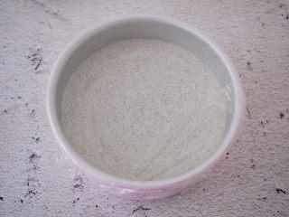 13、黑芝麻慕斯蛋糕,盖上保鲜膜放入冰箱冷藏4-6小时，有时间的话最好是冷藏过夜