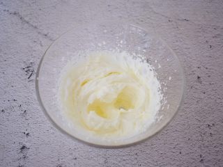 16、黑芝麻慕斯蛋糕,淡奶油加白糖打发至裱花状态