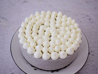 18、黑芝麻慕斯蛋糕,小心的挤在慕斯蛋糕上