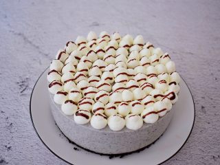 19、黑芝麻慕斯蛋糕,再用巧克力酱做装饰即可