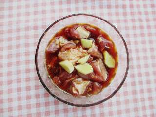 2、五花肉棕,五花肉洗净切2立方厘米的小块，一块重约7-8克的样子，将切好的里脊肉块放进容器中，放入味极鲜、老抽、白糖、鸡精、料酒、蚝油等，抓拌均匀腌至3-4个小时，或一晚上，让肉入味儿。