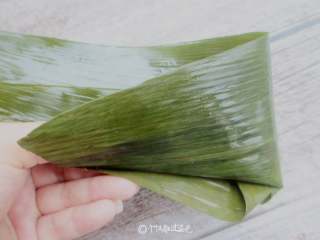 4、五花肉棕,取两片粽叶，叠起，从中间卷起成圆锥状