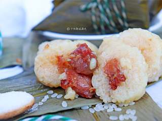 9、五花肉棕,沥水捞出后放在篦子上晾一下，不烫手的时候就可以剥开