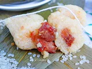 12、五花肉棕,外面是软糯粘牙的糯米，香甜细腻、口感糯滑