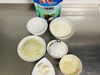 1、老婆饼,我们先准备馅料里面的材料,这里糖冬瓜切成小丁。