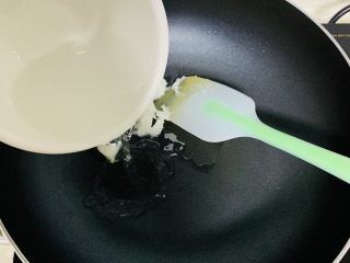 3、老婆饼,炒锅加入猪油、加入水。