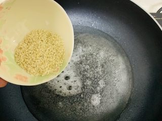 5、老婆饼,加入白芝麻。