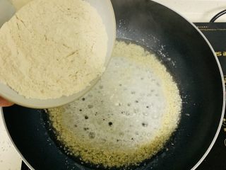 7、老婆饼,水开加入炒熟的糯米粉。马上转成小火。