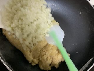 8、老婆饼,加入糖冬瓜粒。