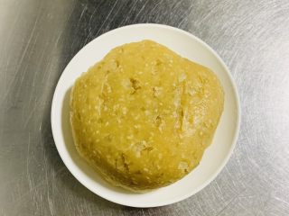 9、老婆饼,翻炒均匀,盛盘凉凉。