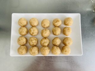 10、老婆饼,分成25克一个的馅料