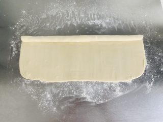 16、老婆饼,从一侧卷起卷的过程当中要紧致一些。