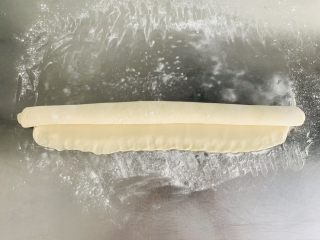 17、老婆饼,底部边缘轻轻按压,这样接口更贴合一些。