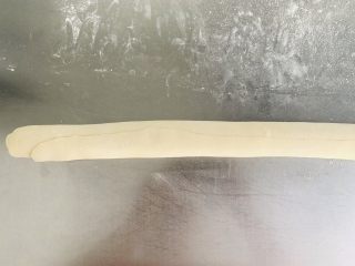 18、老婆饼,揉搓均匀接口处朝上。