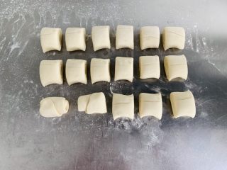 19、老婆饼,下面40克左右的小面挤子。