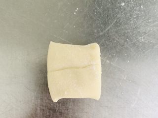 20、老婆饼,取一个面挤接口朝上。