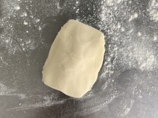 21、老婆饼,用手轻轻按压成中间后边缘薄的饼皮。