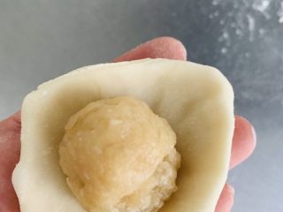 22、老婆饼,放入馅料。