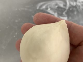 23、老婆饼,利用虎口慢慢收拢,成光滑无褶皱即可。