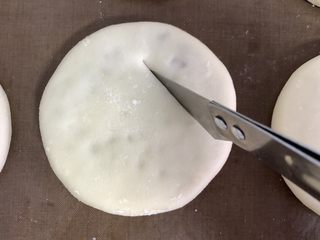 26、老婆饼,用锋利的小刀划上两刀深划哟!