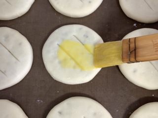 27、老婆饼,建议小伙伴们,先刷蛋液后划上两刀。(我这里做反了,先割的口 后刷的蛋液????出炉后不漂亮)