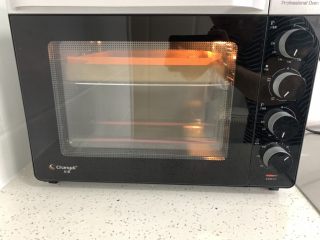 29、老婆饼,烤箱提前预热好,上下火180度烤20分钟。