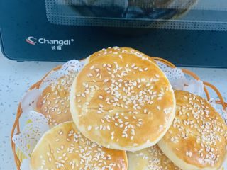 30、老婆饼,出炉后的老婆饼热的时候也很好吃????趁热偷吃了一个????