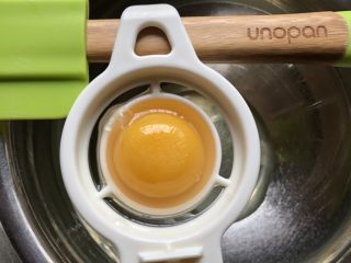 2、菠菜戚风蛋糕,鸡蛋分离