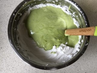 11、菠菜戚风蛋糕,再倒入蛋白霜盆，继续翻拌均匀